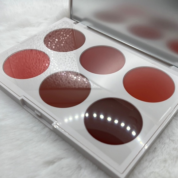 Iconic London Lip and Cheek Palette - Picture 5 of 5